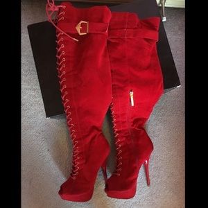 VELVET RED HIGH HEELED BOOT